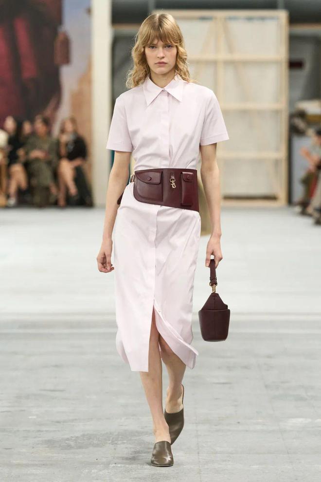 Tods 2024春夏系列腰包的搭配亮点(图22)