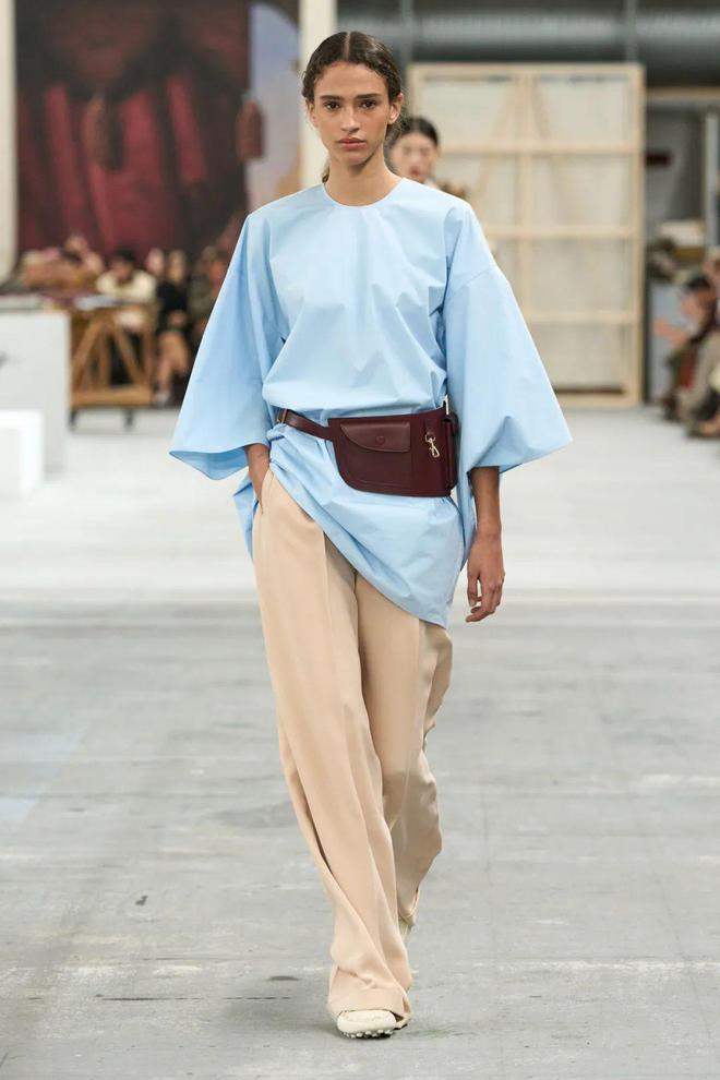 Tods 2024春夏系列腰包的搭配亮点(图20)