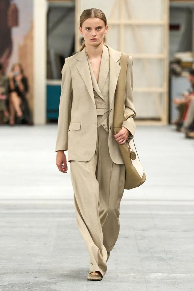 Tods 2024春夏系列腰包的搭配亮点(图28)