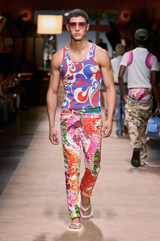 Dsquared2 2024春夏系列休闲款式中感受到了荷尔蒙(图17)