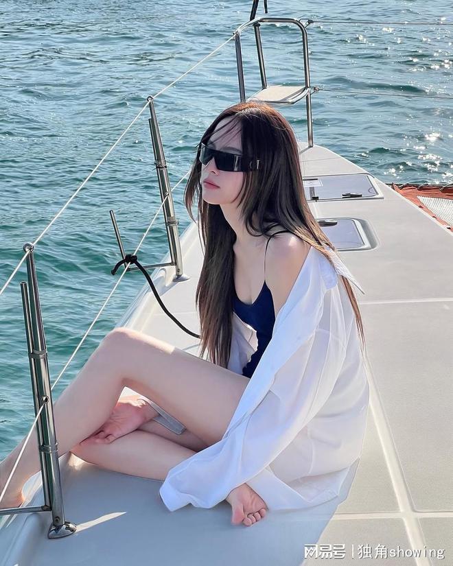 你绝对想不到泳装加白衬衫竟如此惊艳！(图5)