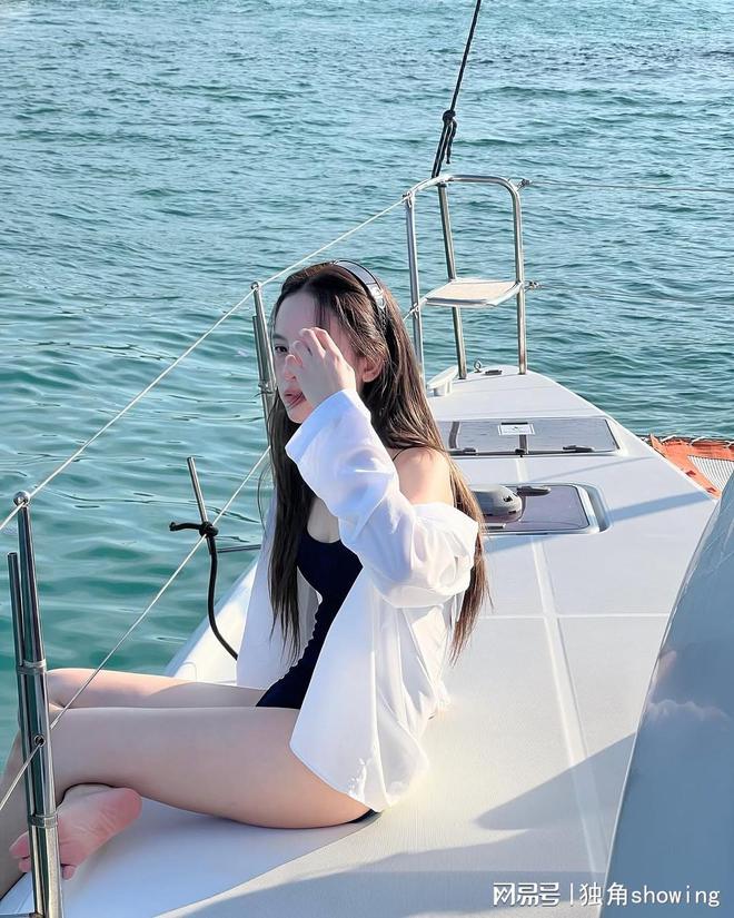 你绝对想不到泳装加白衬衫竟如此惊艳！(图7)
