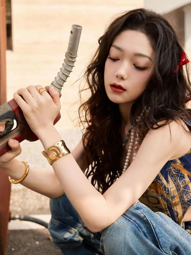 希林娜依·高穿吊带出镜太辣了！主要一个腰细肩宽模特感(图2)