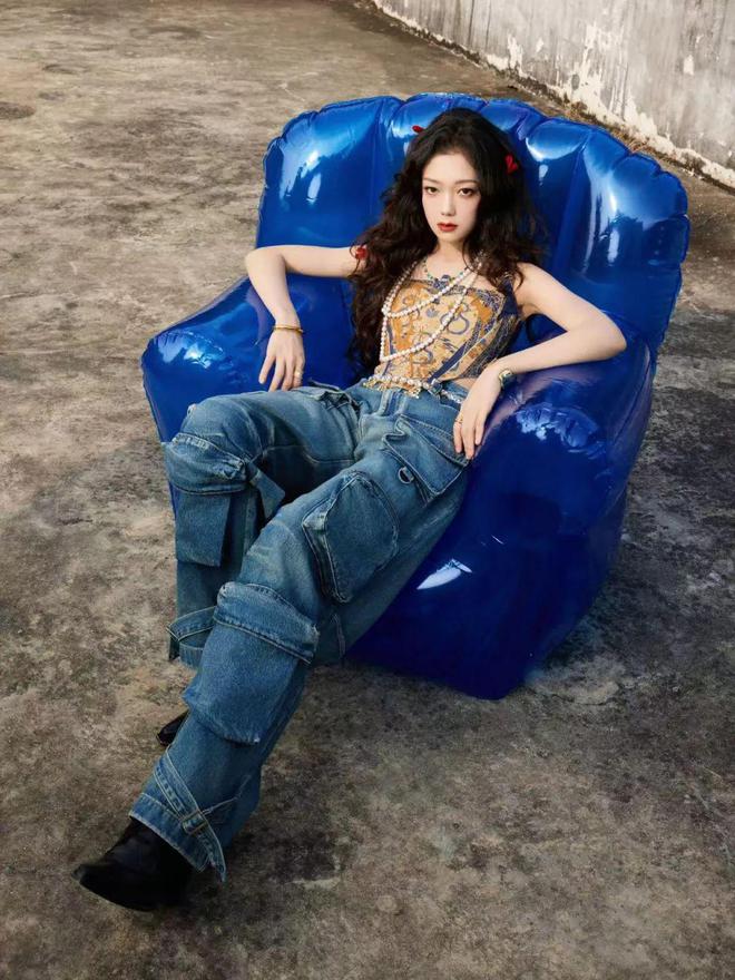 希林娜依·高穿吊带出镜太辣了！主要一个腰细肩宽模特感(图6)