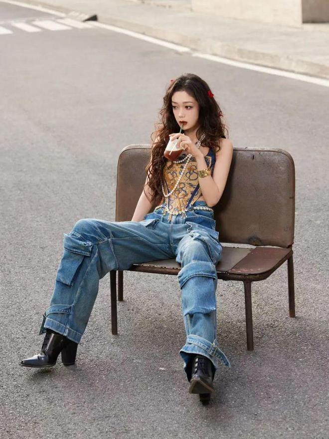 希林娜依·高穿吊带出镜太辣了！主要一个腰细肩宽模特感(图5)