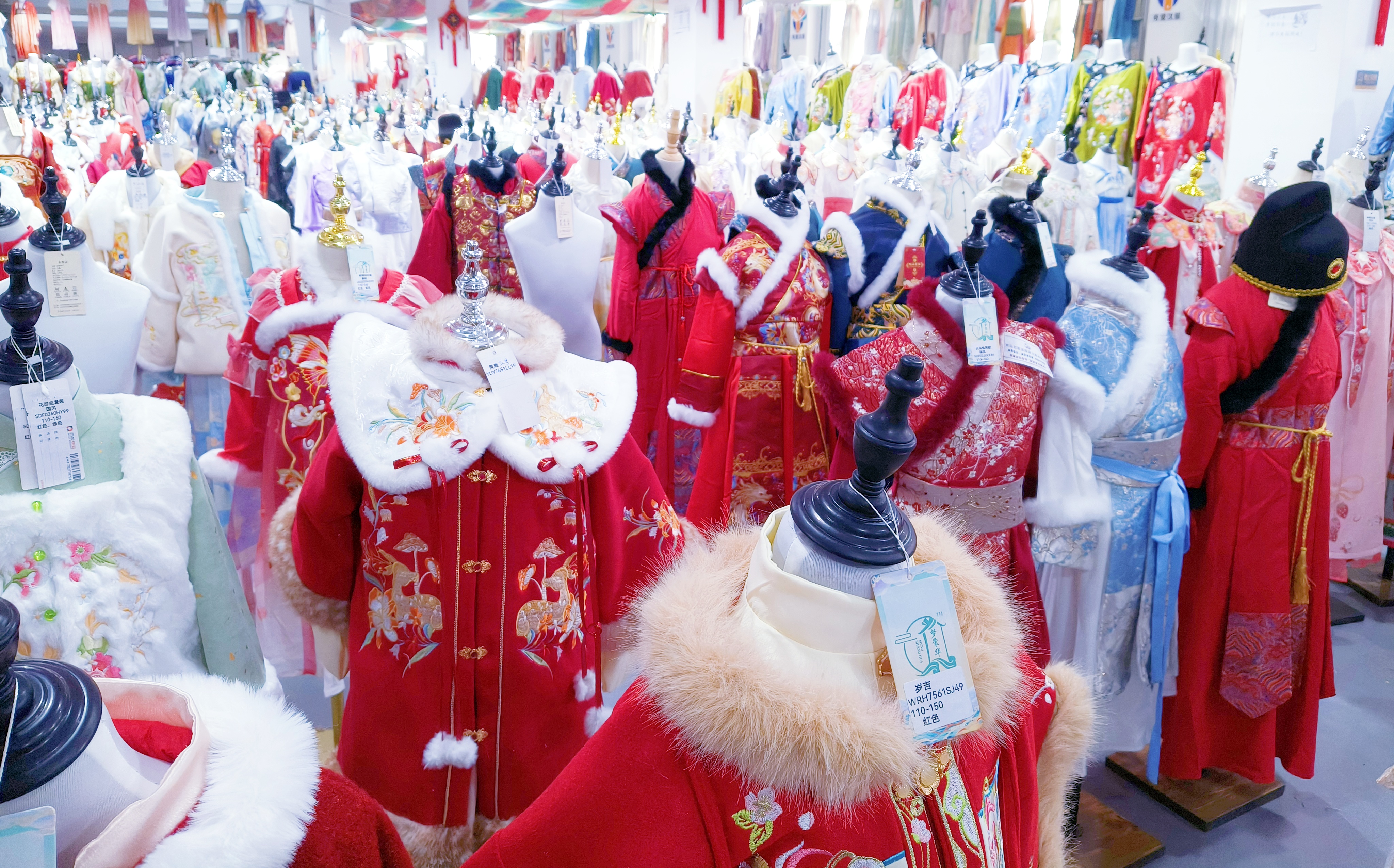 新春走基层丨“中式战袍”点燃春节服饰消费热潮(图1)