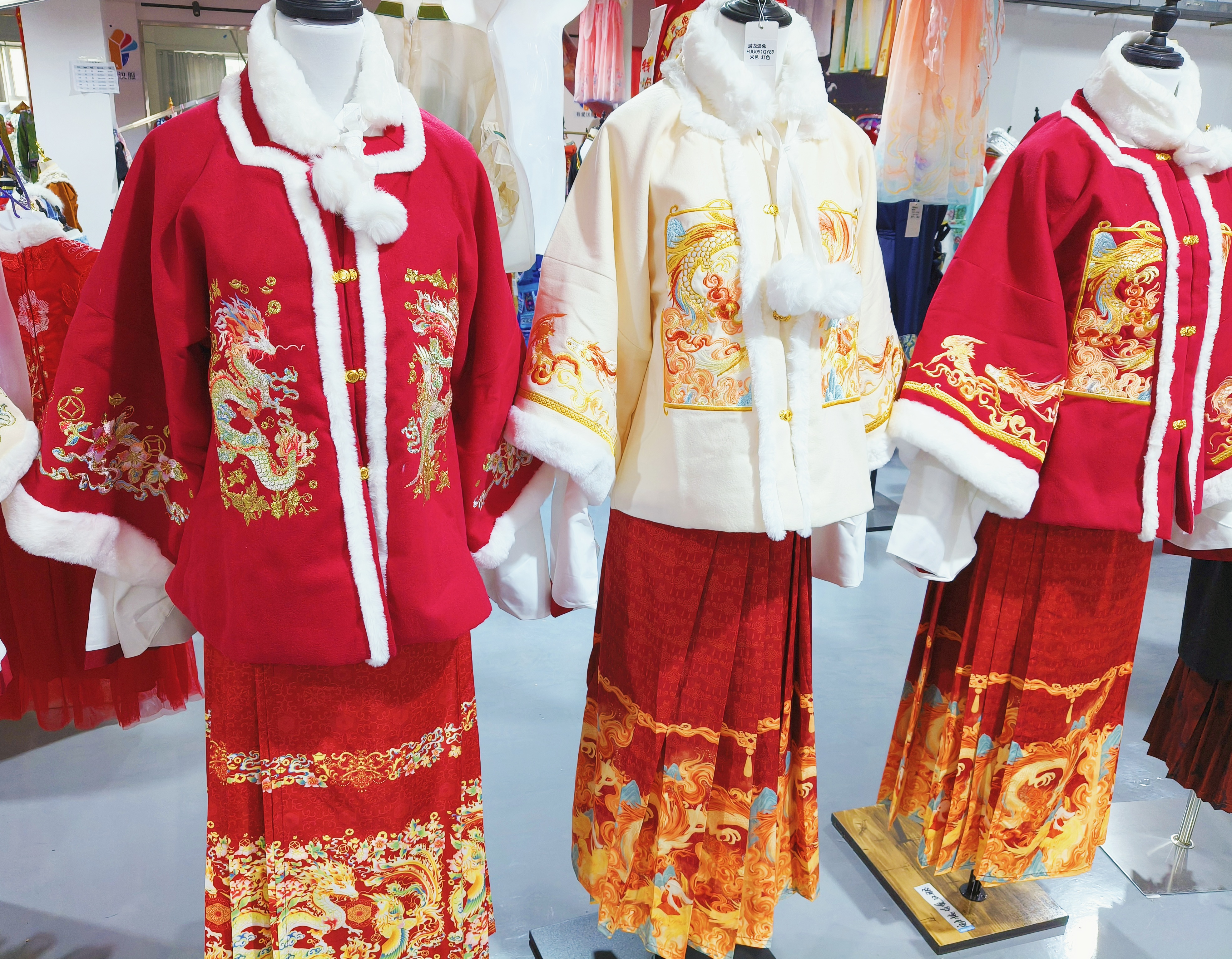 新春走基层丨“中式战袍”点燃春节服饰消费热潮(图2)