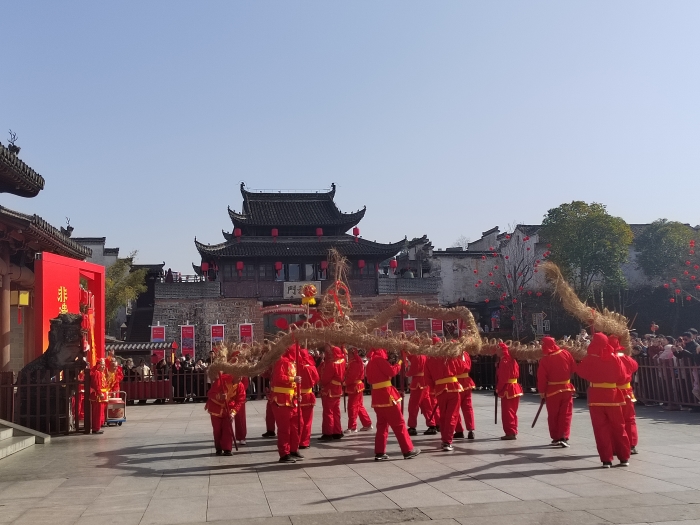 新春走基层｜草龙舞动欢度新春 非遗民俗添彩徽州古城(图1)