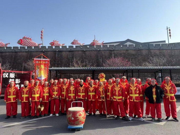 新春走基层｜草龙舞动欢度新春 非遗民俗添彩徽州古城(图3)
