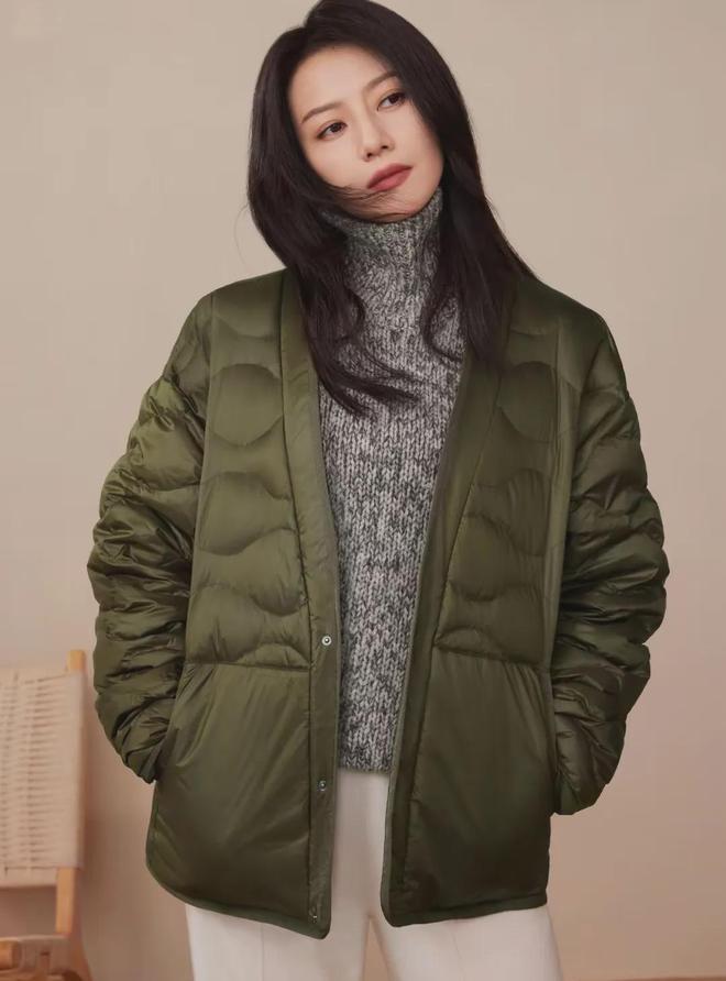 45岁高圆圆带火冬日新穿搭：军绿色羽绒服+高领毛衣高级又洋气(图5)