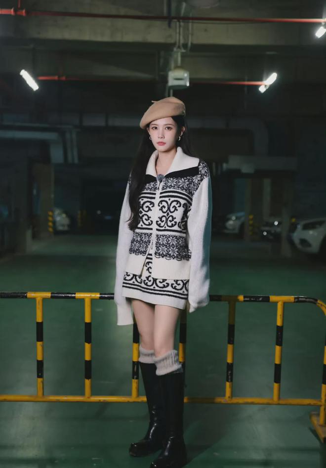 李一桐带火一种穿搭叫“画家帽+提花针织衫+中筒靴”显高显气质