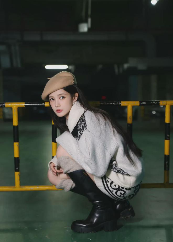 李一桐带火一种穿搭叫“画家帽+提花针织衫+中筒靴”显高显气质(图2)
