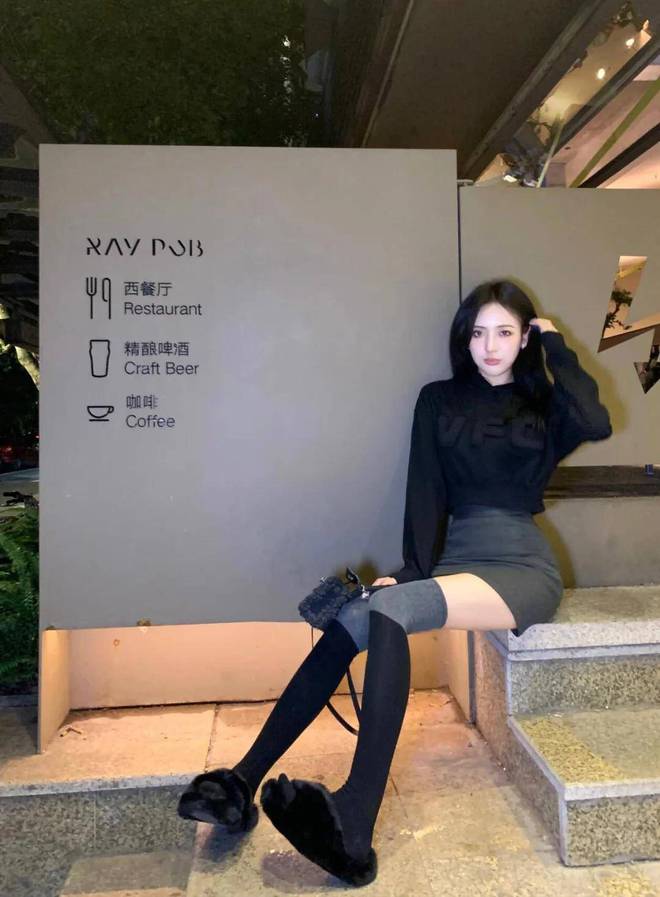 黑色卫衣竟然能这么穿时髦又舒适太惊艳了!(图2)