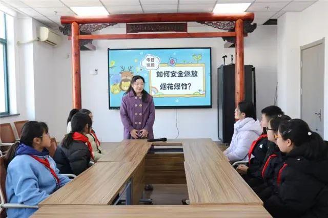 “熊孩子”烟花惹事引发“童”邻人讨论