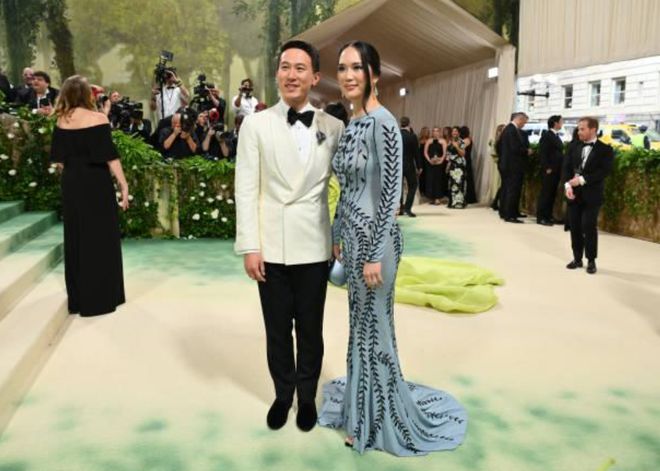 周受资妻子Met Gala红毯照穿柳叶裙撞衫英国王后就差一顶皇冠(图2)