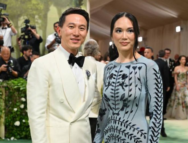 周受资妻子Met Gala红毯照穿柳叶裙撞衫英国王后就差一顶皇冠(图1)