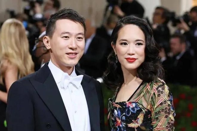 周受资妻子Met Gala红毯照穿柳叶裙撞衫英国王后就差一顶皇冠(图6)