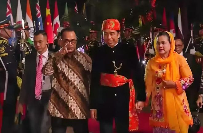 印尼夫人出席东盟峰会晚宴！穿明艳黄色服装脚踩高跟鞋把人惊艳(图3)