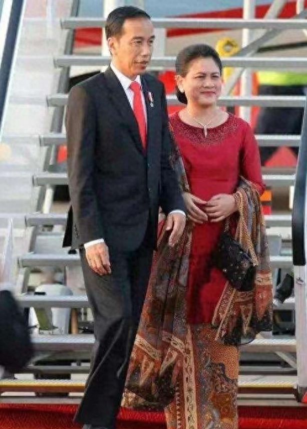 印尼夫人出席东盟峰会晚宴！穿明艳黄色服装脚踩高跟鞋把人惊艳(图6)