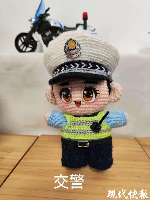 苏州“编织奶奶”又有新作警察玩偶萌动上线(图2)