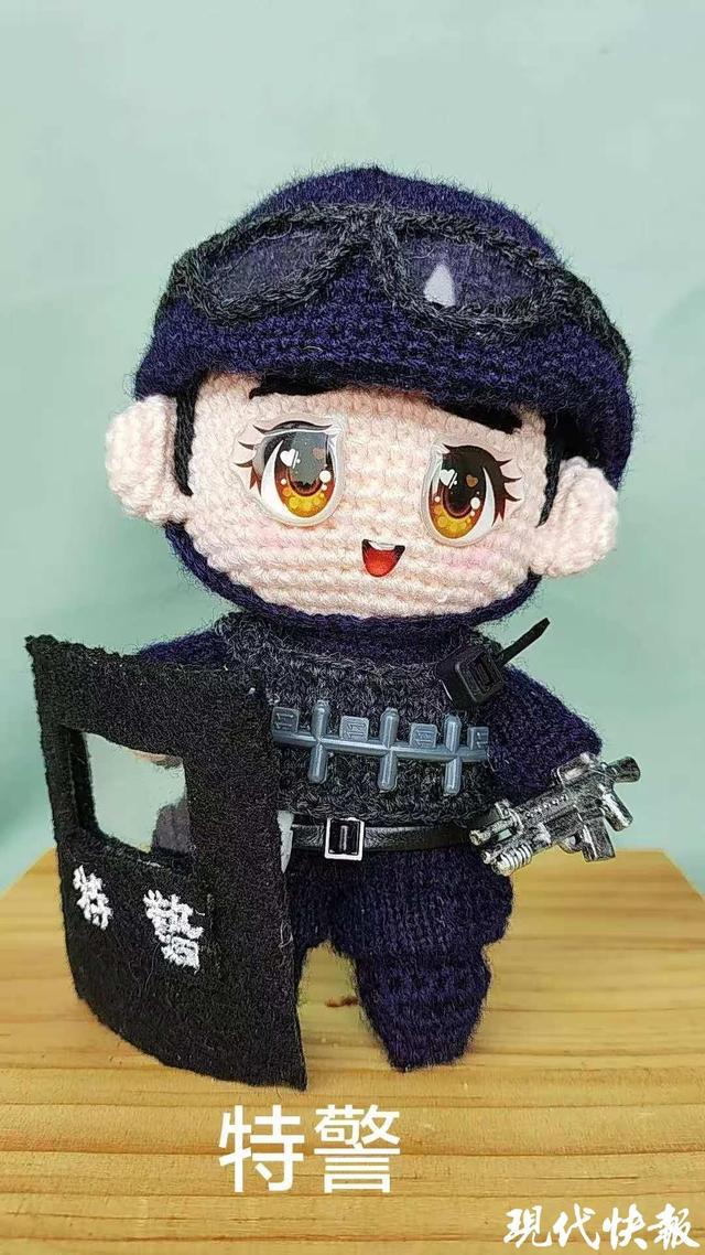 苏州“编织奶奶”又有新作警察玩偶萌动上线(图4)