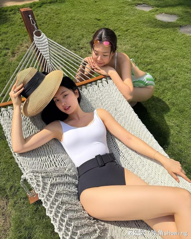 复古泳衣搭配新潮流白色背心与黑短裤组合引领清新优雅风尚。(图3)