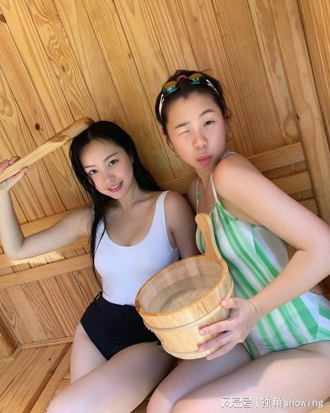 复古泳衣搭配新潮流白色背心与黑短裤组合引领清新优雅风尚。(图8)