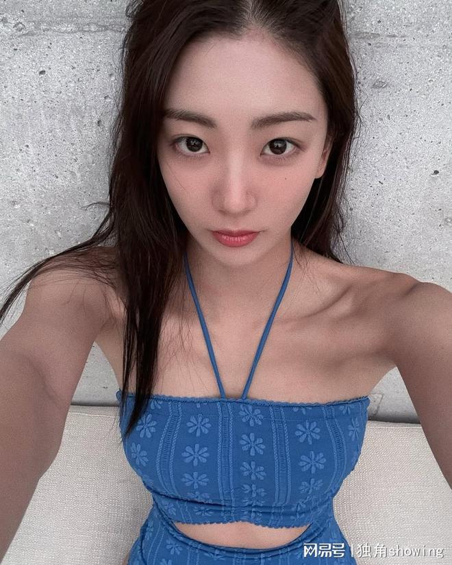 蓝色复古泳装大热清新甜美气质引爆眼球！(图4)
