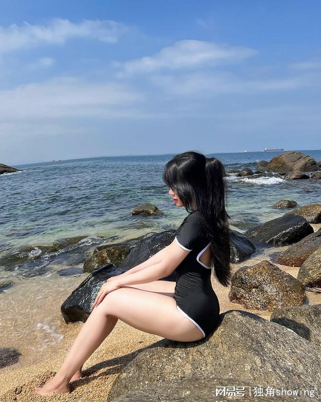 黑色复古泳衣火热流行海边温泉成时尚焦点(图1)