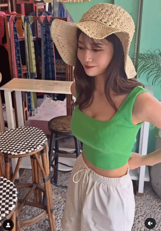 阿部夏树：泳池边的颜值天花板时尚穿搭尽显完美魅力