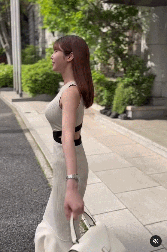 阿部夏树：泳池边的颜值天花板时尚穿搭尽显完美魅力(图2)