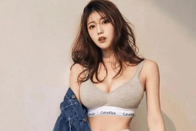阿部夏树：泳池边的颜值天花板时尚穿搭尽显完美魅力(图6)