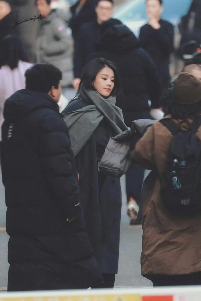 被马思纯3套春晚彩排穿搭美到！针织衫、大衣、半身裙这样搭好美(图2)