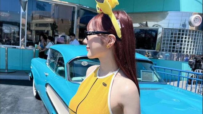 女优小宵虎南雪地穿比基尼仅靠粉色布料死守身材(图2)