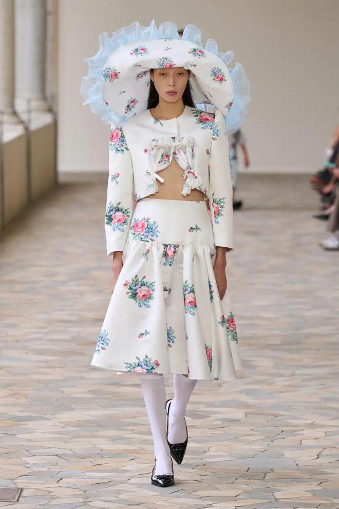 少女私密闺房有什么？蕾丝薄纱打造私密不失高雅的氛围体验 Vivetta 2025春夏系列(图10)