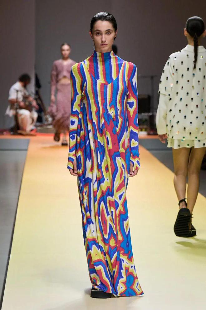 无缝褶皱勾勒女性体态之美手工网眼俏皮可人日系科技时装 CFCL 2025春夏系列(图5)