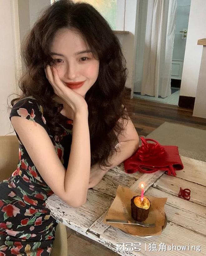 惊艳！这款复古印花连衣裙让你成为全场焦点