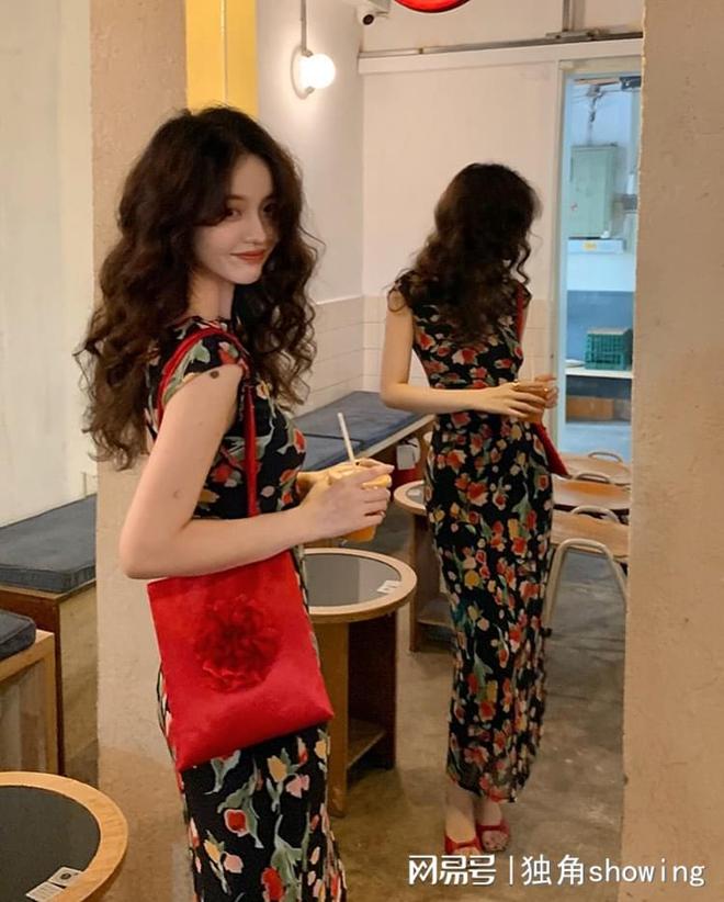 惊艳！这款复古印花连衣裙让你成为全场焦点(图4)