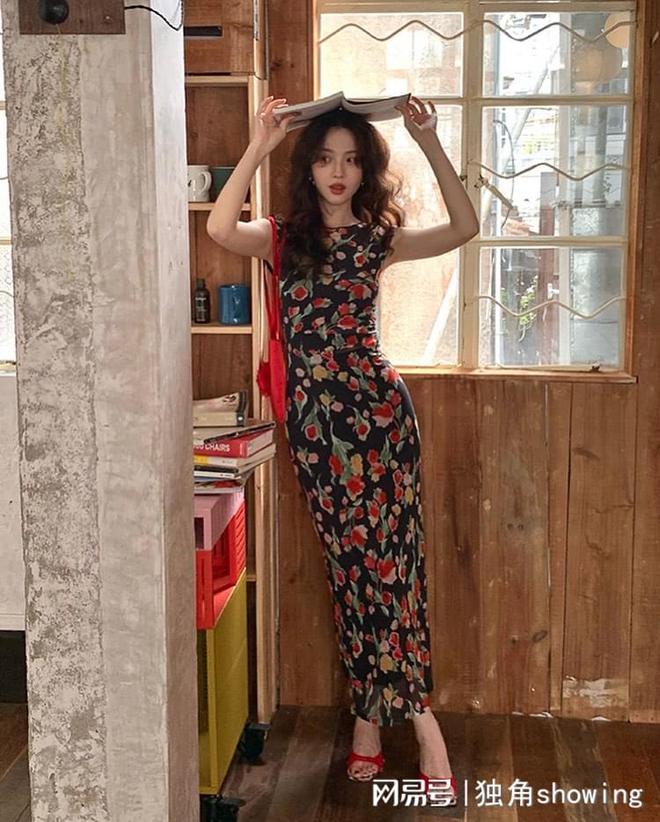 惊艳！这款复古印花连衣裙让你成为全场焦点(图3)