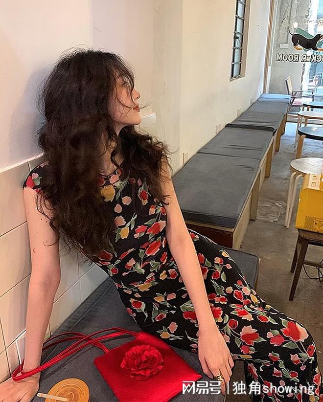 惊艳！这款复古印花连衣裙让你成为全场焦点(图7)