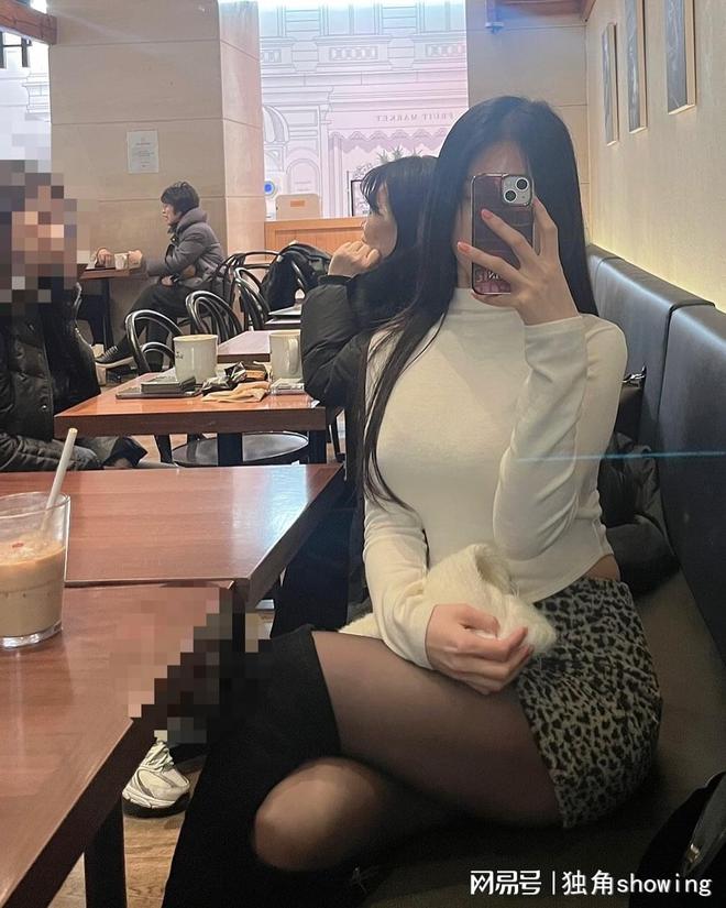 白色针织衫配印花短裙青春时尚让你心动不已！(图6)