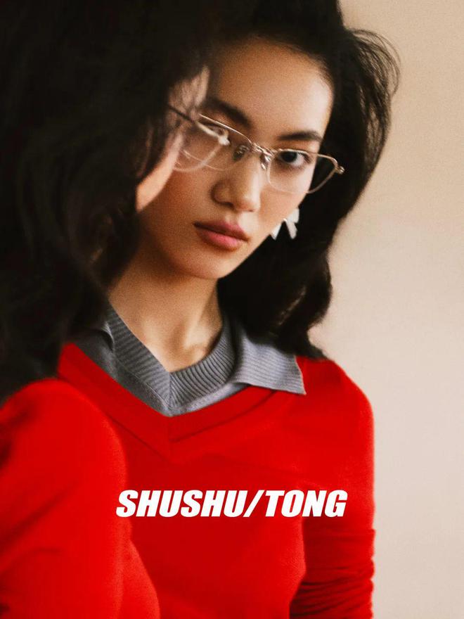 “悦纳拒绝与自我觉醒”甜美小性感 SHUSHUTONG 2025春夏：看知识分子风格如何塑造自我觉醒的时髦少女 ？(图2)