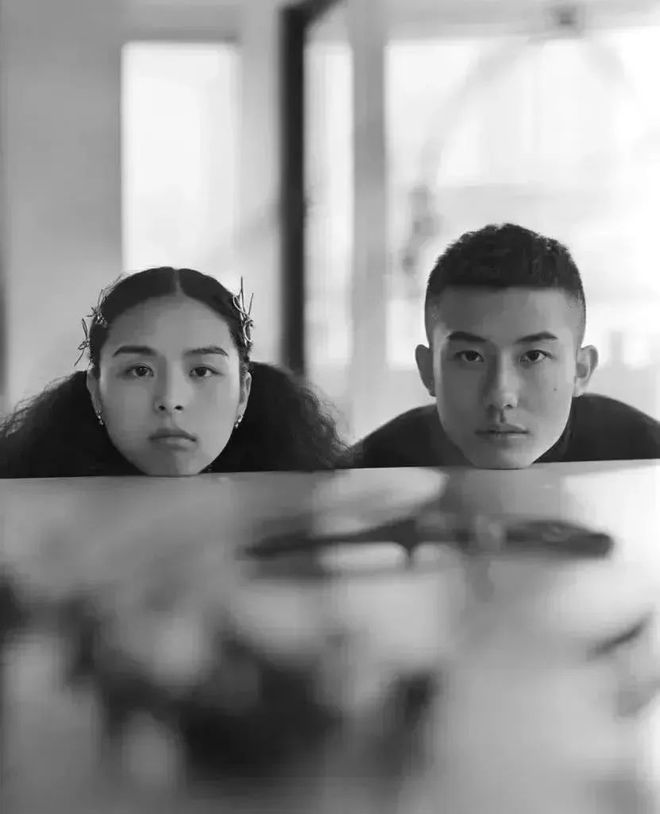 “悦纳拒绝与自我觉醒”甜美小性感 SHUSHUTONG 2025春夏：看知识分子风格如何塑造自我觉醒的时髦少女 ？(图6)