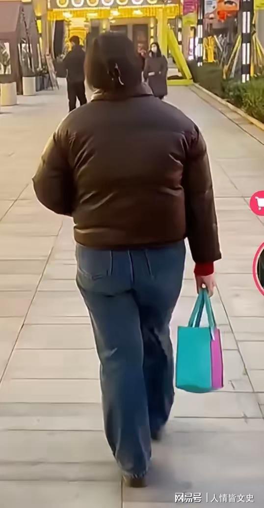 一定要根据自己身材挑选衣服。像图中这种身材就不要穿短款上衣(图1)