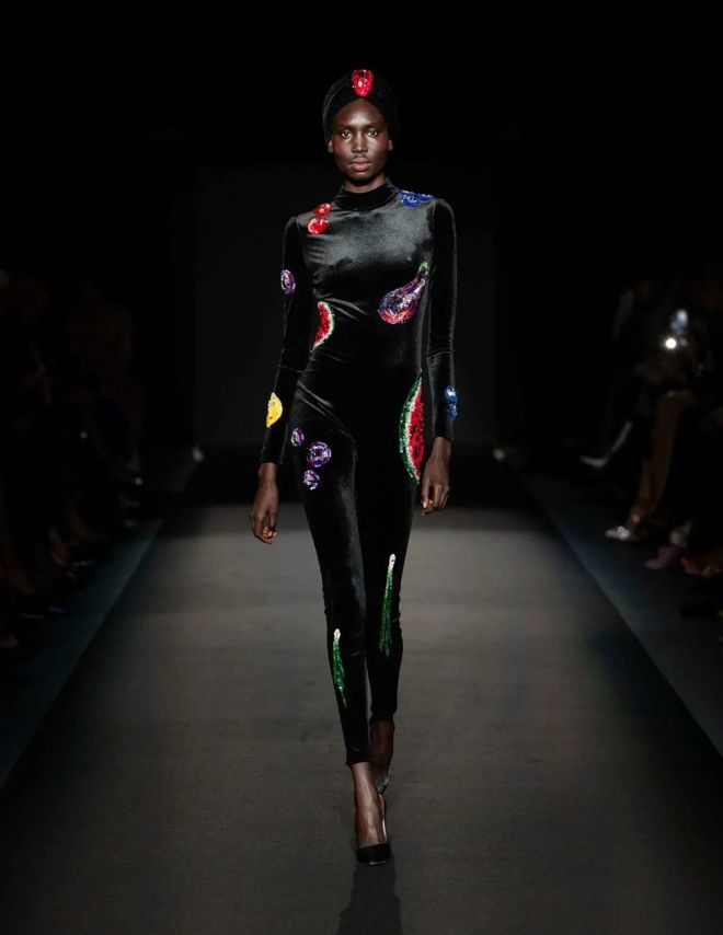 “茄子”、“肥皂泡泡”穿在身上？ Yanina Couture 2025春夏系列： 童年回忆与家、爱、美(图5)