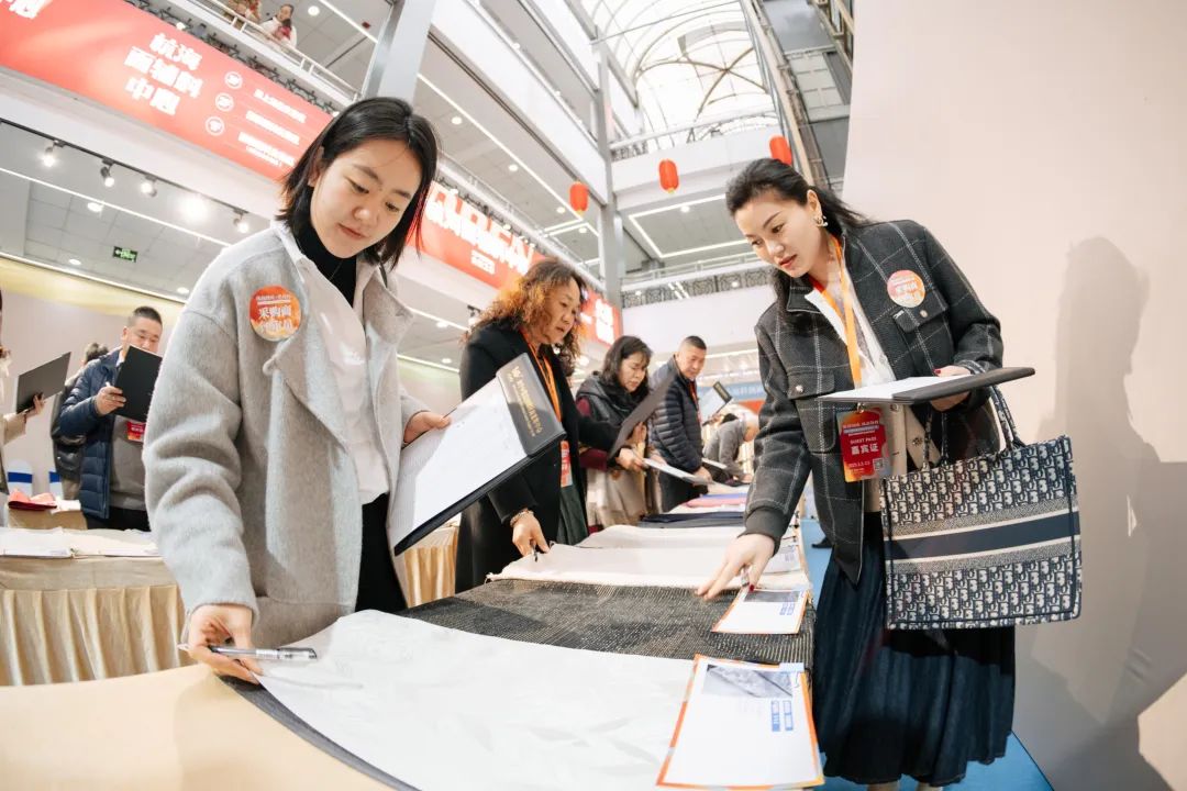 织锦为脉智造为翼！“锦韵潮城·许村杯”2025中国（海宁）时尚面料创新竞赛评审会成功举行(图5)