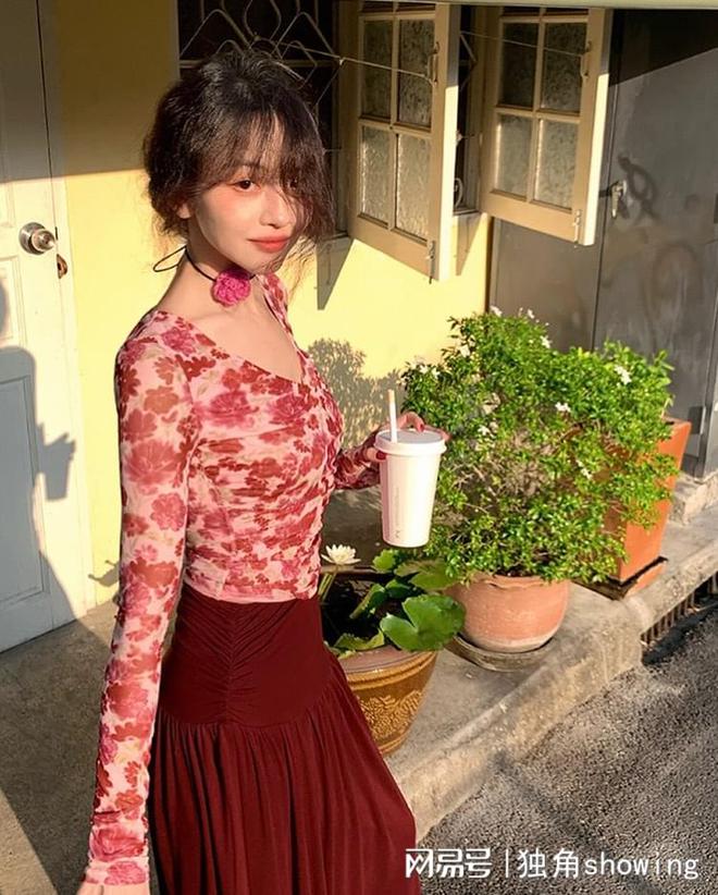 印花小衫与红色长裙的青春搭配引发时尚热潮(图2)