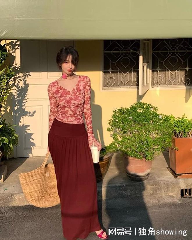 印花小衫与红色长裙的青春搭配引发时尚热潮