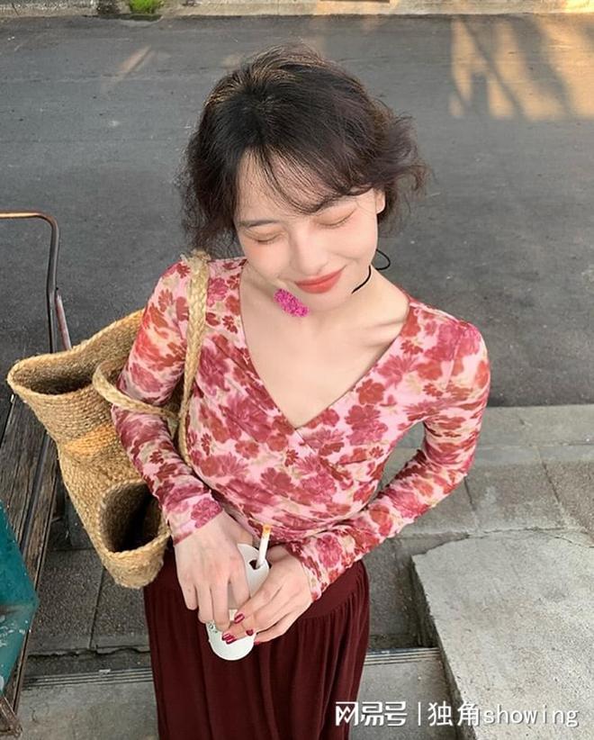 印花小衫与红色长裙的青春搭配引发时尚热潮(图3)