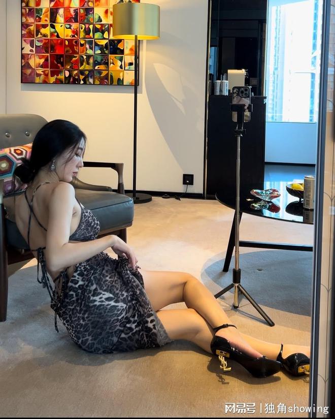 印花连衣裙掀起时尚热潮性感魅力引关注(图3)